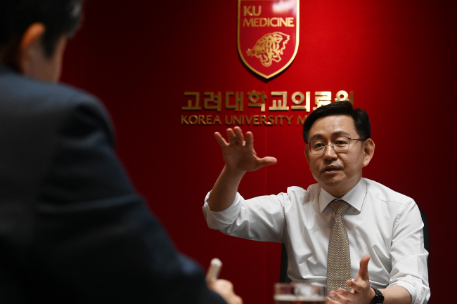 윤을식 고려대 의무부총장 겸 의료원장이 지난 10일 서울 성북구 정릉에 위치한 헬스케어 융합 플랫폼 메디사이언스파크 집무실에서 의료원 연구 강화 계획과 미래 비전에 대해 설명하고 있다. 백동현 기자