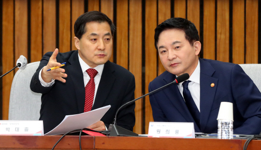 박대출(왼쪽) 국민의힘 정책위의장과 원희룡 국토교통부 장관이 20일 오전 서울 영등포구 국회에서 열린 ‘전세사기 근절 및 피해지원 관련 당정협의회’에서 대화하고 있다. 뉴시스