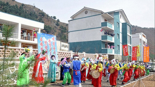 북한 조선중앙통신은 지난 18일 평안남도와 황해남북도에 새롭게 농촌주택이 건설됐다고 보도했다. 통신은 "회창군 신지동리, 평산군 청학농장, 서흥군 문무리, 재령군 신환포리, 청단군 신생리, 옹진군 대기리의 여러 농촌마을이 희한하게 변모되였다"며 살림집 입사모임들이 현지에서 각각 진행됐다고 전했다. 조선중앙통신·연합뉴스