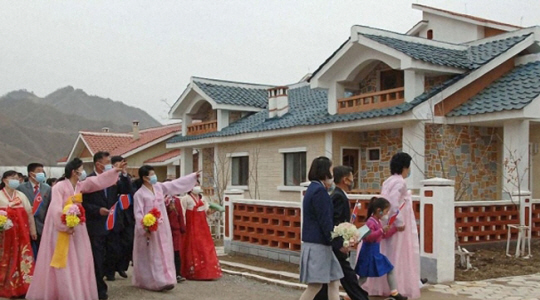 북한 조선중앙통신은 지난 18일 평안남도와 황해남북도에 새롭게 농촌주택이 건설됐다고 보도했다. 통신은 "회창군 신지동리, 평산군 청학농장, 서흥군 문무리, 재령군 신환포리, 청단군 신생리, 옹진군 대기리의 여러 농촌마을이 희한하게 변모되였다"며 살림집 입사모임들이 현지에서 각각 진행됐다고 전했다. 조선중앙통신·연합뉴스