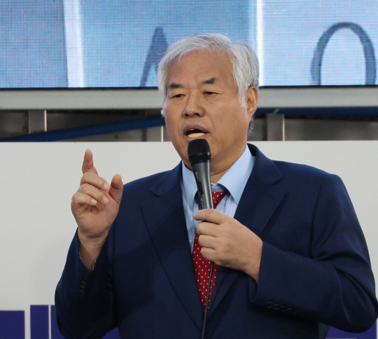 전광훈 사랑제일교회 목사가 지난 17일 서울 성북구 사랑제일교회에서 기자회견을 하고 있다. 연합뉴스