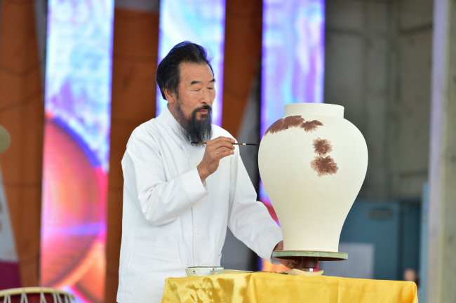2019년 4월 경기 여주시 신륵사 관광지에서 열린 ‘제31회 여주도자기축제’ 개막식에서 도예인 박광천 씨가 도자기에 그림을 그려 넣는 모습을 선보이고 있다.   여주시청 제공