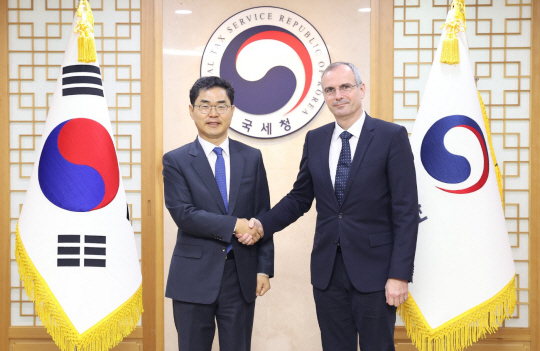 김창기 국세청장과 바구이헤이 페렌츠 헝가리 국세청장이 25일 악수를 하고 있다.국세청 제공