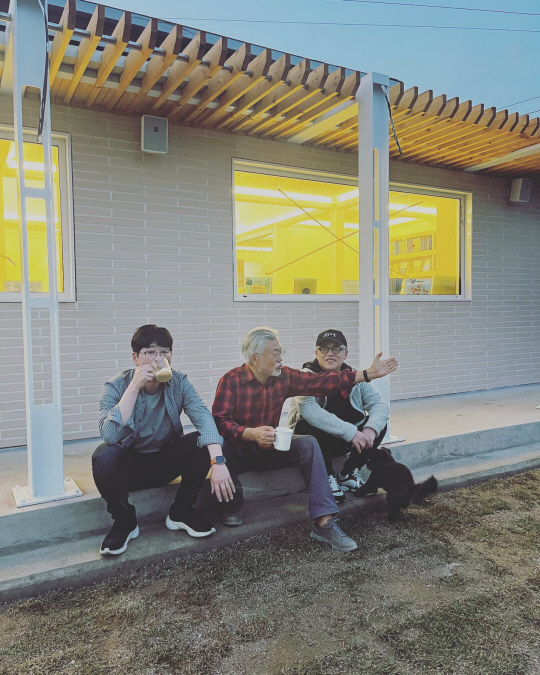 책방 앞에서 앉아 있는 문재인 전 대통령. 탁현민 전 청와대 의전비서관 페이스북 캡처