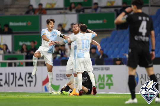마틴 아담(가운데)이 25일 인천축구전용경기장에서 열린 하나원큐 K리그1 2023 원정경기에서 전반 9분 득점을 올린 후 동료들과 기쁨을 나누고 있다. 한국프로축구연맹 제공