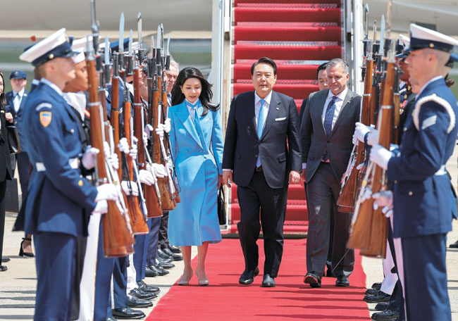 윤석열 대통령과 김건희 여사가 24일 오후(현지시간) 미국 워싱턴DC 인근 앤드루스 공군기지에 도착해 미 의장대 사열을 하며 걸어 나오고 있다. 윤 대통령은 이날 영빈관인 블레어하우스로 이동해 한·미정상회담과 미 의회 상·하원 합동 연설 등으로 짜인 5박 7일간의 국빈 방미 일정에 들어갔다.  연합뉴스