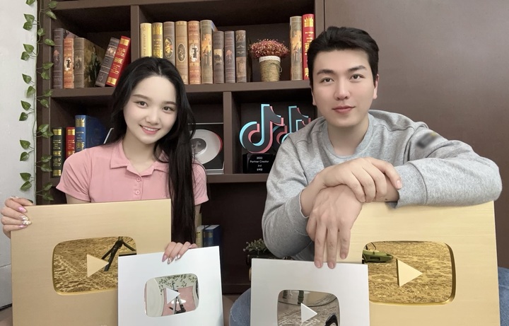 유튜브 채널 ‘김프로’의 멤버인 유백합(왼쪽)과 김동준.(사진 : 김프로 채널 제공)