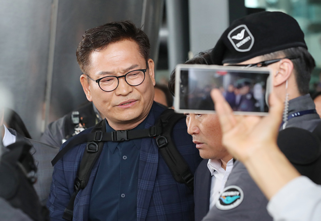 ‘전당대회 돈봉투’ 의혹이 제기된 송영길 전 더불어민주당 대표가 지난 24일 인천국제공항으로 귀국하며 김영진 의원과 대화하고 있다. 공항사진기자단·뉴시스