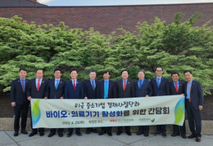 김기문(왼쪽 일곱번째) 중소기업중앙회장과 서홍관(〃 여섯번째) 국립암센터 원장. 중기중앙회 제공