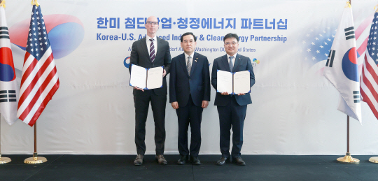 롯데케미칼은 25일(현지 시간) 미국 워싱턴 DC에서 열린 ‘한·미 첨단산업·청정에너지 파트너십’ 행사에서 CF인더스트리스와 루이지애나 지역 청정 암모니아 생산협력을 위한 세부 MOU를 체결했다. 황진구(오른쪽부터) 롯데케미칼 대표(수소에너지사업단장), 이창양 산업통상자원부 장관, 크리스 본 CF인더스트리스 최고재무책임자가 기념사진을 찍고 있다. 롯데케미칼 제공