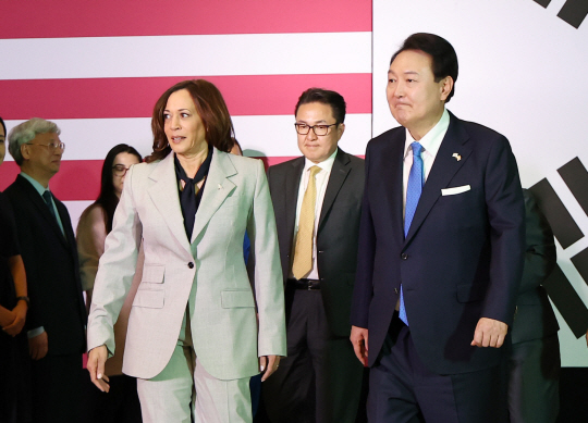 미국을 국빈 방문 중인 윤석열 대통령이 25일(현지시간) 워싱턴 인근의 미 항공우주국(NASA) 고다드 우주비행센터에 도착해 카멀라 해리스(왼쪽) 미국 부통령과 함께 이동하고 있다. 뉴시스