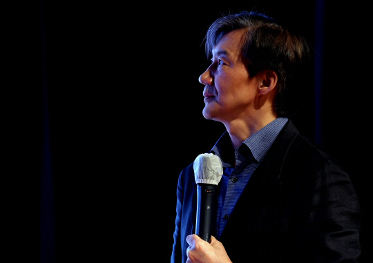 조국 전 법무부 장관이 지난 11일 오후 부산 해운대구 쿠무다 콘서트홀에서 열린 ‘조국의 법고전 산책 저자와의 대화’에서 청중들에게 책에 대한 설명을 하고 있다. 연합뉴스