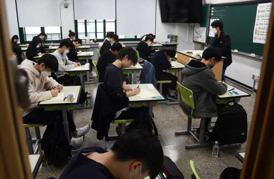 2024학년도 대학수학능력시험(수능) 대비 첫 모의고사인 3월 전국연합학력평가가 실시된 23일 오전 서울 광진구 광남고등학교에서 고3 학생들이 시험을 치르고 있다. 사진공동취재단-뉴시스