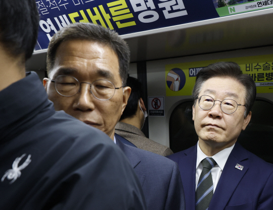 이재명 더불어민주당 대표가 25일 오전 경기 김포시 김포도시철도(김포골드라인) 운양역에서 열차를 타고 승객 과밀 상황을 살피고 있다. 연합뉴스