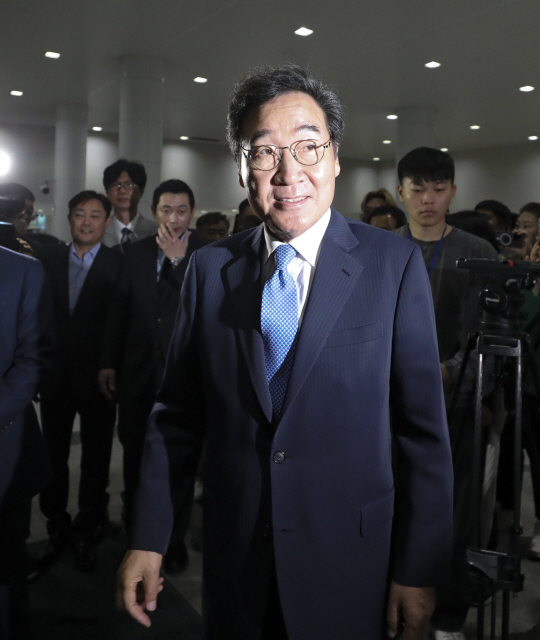 [인천공항=뉴시스] 김근수 기자 = 이낙연 더불어민주당 전 대표가 18일 오전 인천국제공항 제2여객터미널에서 출국장으로 이동하고 있다. 2023.04.18. ks@newsis.com