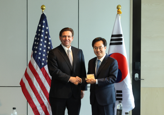 26일 서울 포시즌스호텔에서 김동연(오른쪽) 경기지사가 론 디샌티스 미국 플로리다주지사를 만나 악수하고 있다. 경기도청 제공