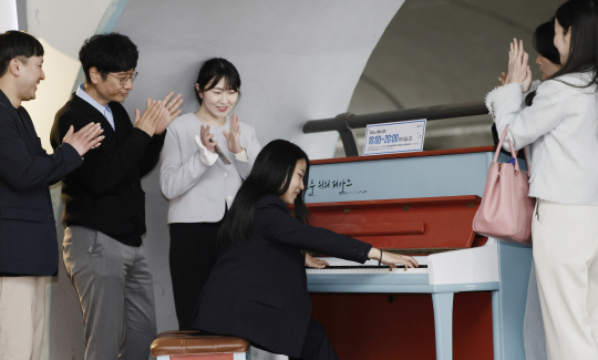 서울 송파구 석촌호수에서 작곡가 최영린 씨가 버스킹을 하고 있다. 송파구청 제공
