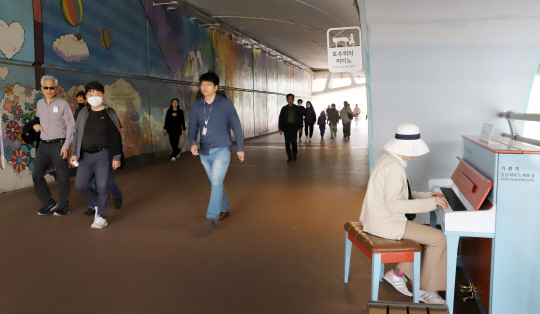 석촌호수 잠실호수교 하부 구간에 설치된 ‘호수 위의 피아노’. 송파구청 제공