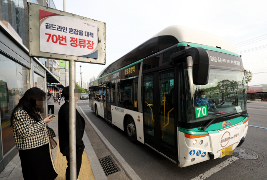 24일 오전 경기도 김포시 풍무동 김포도시철도(김포골드라인) 풍무역 정거장에 70번 시내버스가 들어서고 있다. 연합뉴스.