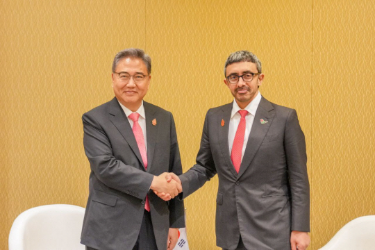 수단 탈출 과정에서 끈끈한 우정을 과시한 박진 외교부 장관(왼쪽)과 셰이크 압둘라 UAE 외무장관. 외교부 제공