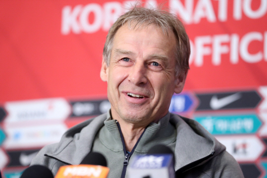 위르겐 클린스만 축구대표팀 감독이 26일 인천국제공항을 통해 귀국한 뒤 취재진 질문에 답하고 있다. 연합뉴스