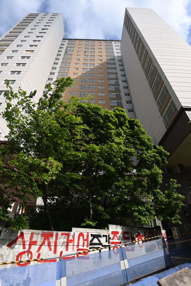 26일 오전 이른바 ‘인천 건축왕’ 남모(61) 씨가 대표로 있는 건설사에서 짓기 시작한 인천 미추홀구 주안동 A 아파트 공사 현장 인근에 공사 중단을 촉구하는 글씨가 붉은색 페인트로 적혀 있다. 백동현 기자