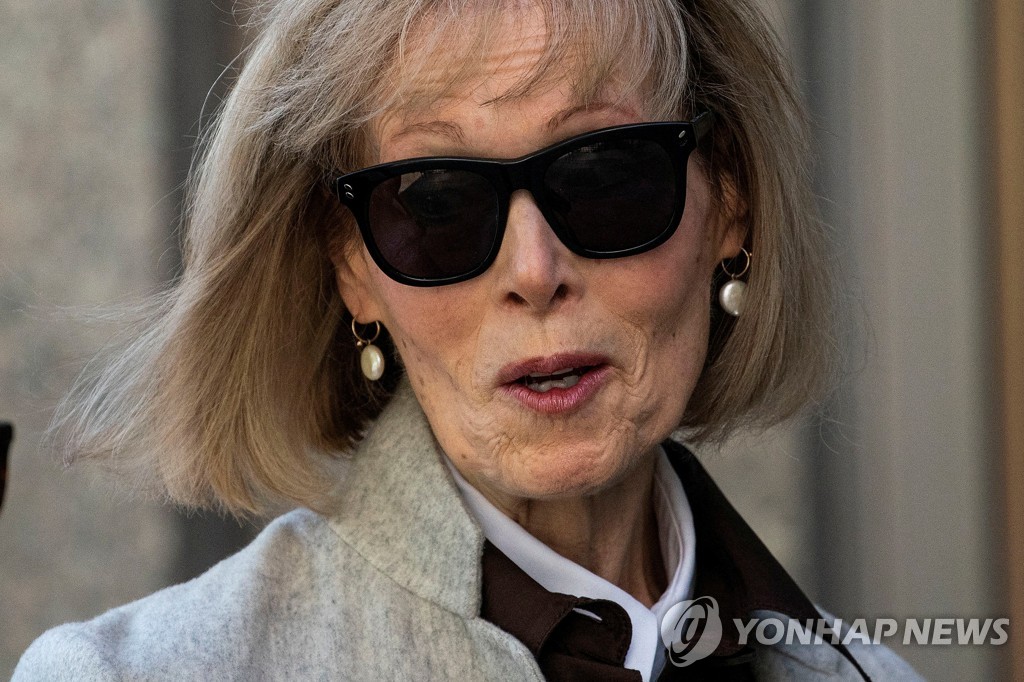 (뉴욕 로이터=연합뉴스) 트럼프 전 대통령을 성폭행으로 고소한 E. 진 캐럴이 뉴욕 남부연방지방법원에 도착했다. 2023.4.25
