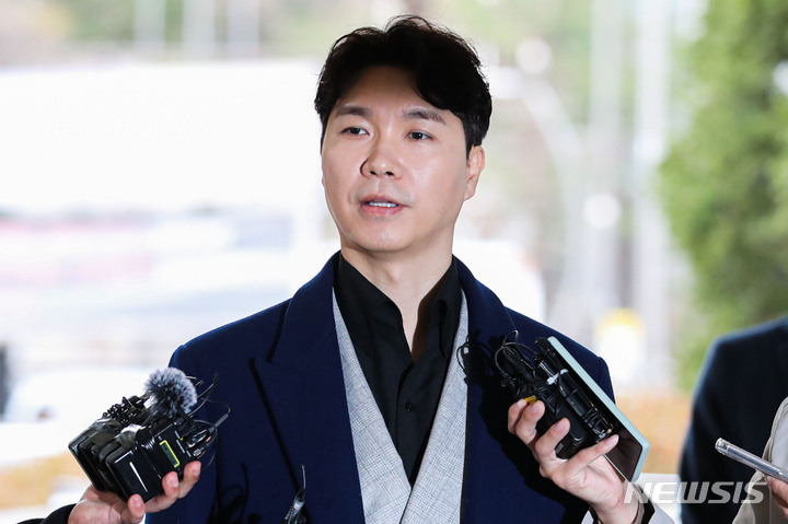 [서울=뉴시스] 방송인 박수홍씨가 15일 오후 서울 마포구 서부지방법원에서 열린 친형 부부의 횡령 등 혐의 4차 공판 출석 전 입장 발표를 하고 있다. 2023.03.15.