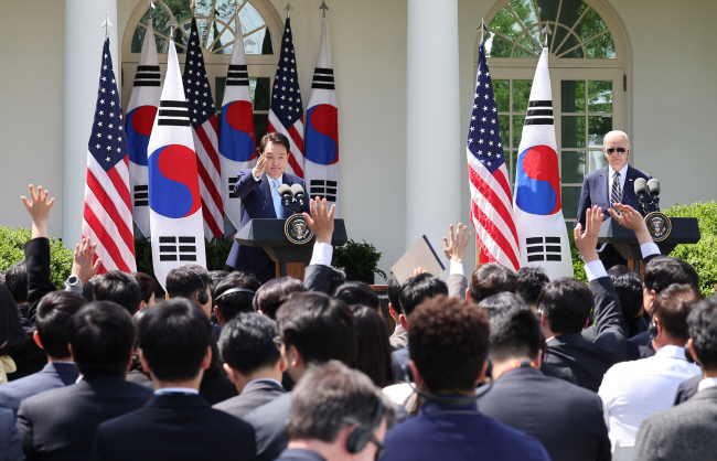 윤석열 대통령이 조 바이든 미국 대통령과의 26일(현지시간) 한·미 정상회담 직후 워싱턴DC 백악관 로즈가든에서 가진 공동 기자회견에 참석해 새로운 대북 확장억제 정책인 워싱턴선언 등에 대해서 질문하려는 기자를 손으로 가리키면서 지명하고 있다. 뉴시스