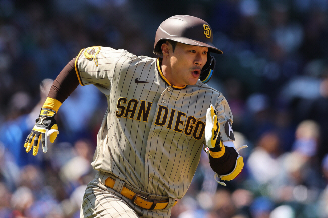 샌디에이고 파드리스의 김하성이 28일 오전(한국시간) 미국 일리노이주 시카고 리글리필드에서 열린 시카고 컵스와의 MLB 원정경기에서 3회 초 안타를 친 뒤 전력 질주하고 있다.  AFP 연합뉴스