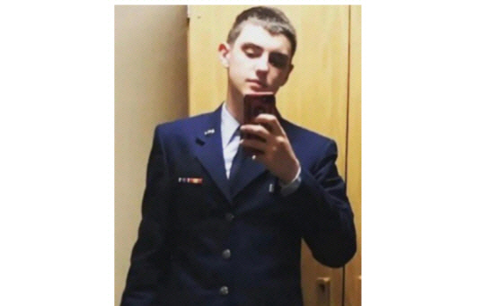 미국 정부의 기밀 문서를 인터넷에 유출한 혐의로 지난 13일(현지시간) 미 연방수사국(FBI)에 체포된 매사추세츠주 방위군 소속 군인 잭 테세이라가 공군 정복을 입고 ‘셀카’를 찍고 있는 모습. AP·연합뉴스