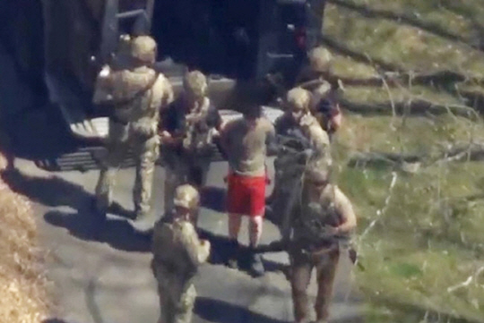 무장한 미 연방수사국(FBI) 요원들이 지난 13일(현지시간) 잭 테세이라를 기밀 유출 혐의로 자택에서 체포하고 있다. 로이터·연합뉴스