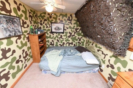 미국 정부의 기밀문서를 유출한 혐의로 체포된 매사추세츠 주방위군 소속 잭 테세이라 일병의 침실 모습. 현지 수사 당국은 이 방의 침대 근처에서 다량의 총기를 발견한 것으로 알려졌다. 미 법무부 제공·로이터·연합뉴스