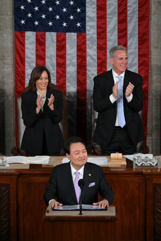 미국을 국빈 방문한 윤석열 대통령이 27일(현지시간) 워싱턴의 미 의회에서 상·하원 합동회의 연설을 하고 있다. 공동취재사진