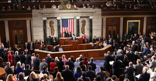 윤석열 대통령이 27일(현지시간) 워싱턴DC 국회의사당에서 열린 미 상·하원 합동회의 연설에서 기립박수를 받고 있다. 연합뉴스