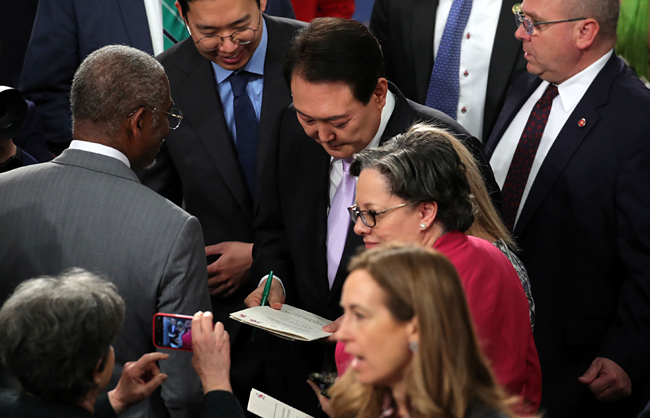 윤석열 대통령이 연설을 마친 뒤 미 의원들의 싸인 요청에 응하고 있다. 뉴시스