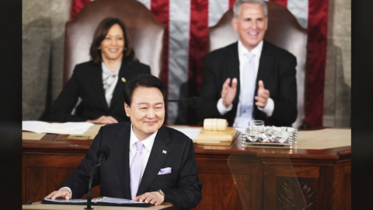 윤석열 대통령이 27일(현지시간) 워싱턴 DC 미 국회의사당에서 상·하원 하동연설을 하고 있다. 연합뉴스