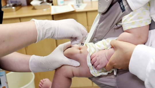 독감 주사 맞는 아이. 연합뉴스