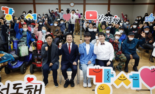 27일 서울 강서구 허준박물관에서 열린 ‘원샷한솔과 함께 하는 명랑 토크 콘서트’가 끝난 후 맨 앞줄 왼쪽부터 강서구청 시각장애인 공무원인 이주호 주무관, 김태우 강서구청장, 원샷한솔, 길유영 강서구청 미디어소통관이 관객들과 함께 기념촬영을 하고 있다. 강서구청 제공