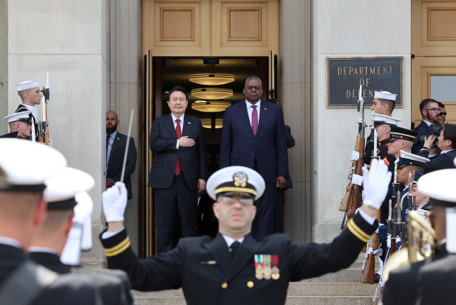미국을 국빈 방문 중인 윤석열 대통령이 27일(현지시간) 워싱턴DC 인근 미 국방부(펜타곤)를 방문해 로이드 오스틴 미 국방장관과 나란히 서서 의장대의 양국 국가에 맞춰 국기에 경례하고 있다. 연합뉴스