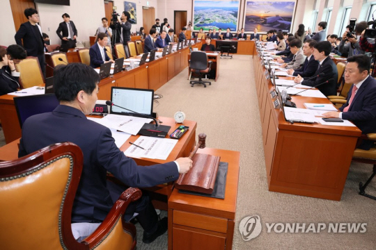 김민기 국토교통위원회 위원장이 28일 오후 국회에서 열린 전체회의에서 의사봉을 두드리고 있다. 연합뉴스.