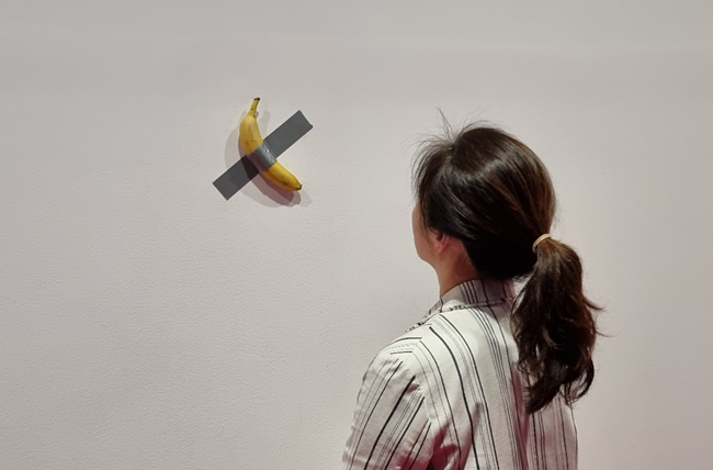 관람객이 작품의 바나나를 먹어버린 후 새로 전시한 설치작품 ‘코미디언’을 리움미술관 직원이 바라보고 있다. 리움 제공