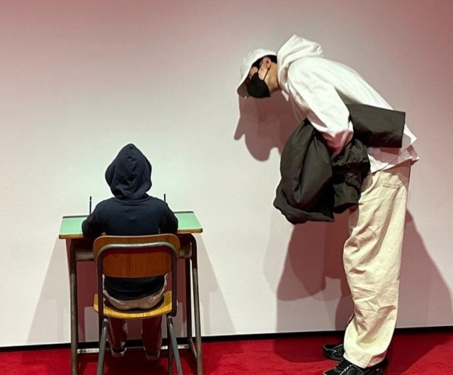 가수 겸 배우 차은우가 리움미술관의 카텔란 전에서 작품을 둘러보는 모습을 담은 사진을 SNS에 올려 눈길을 끌었다.