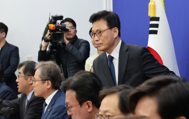 박광온 더불어민주당 원내대표가 2일 오전 국회에서 열린 원내대책회의에 참석하고 있다. 연합뉴스