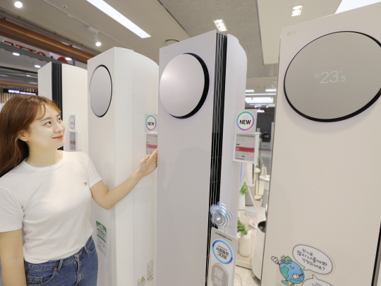 서울 강남 롯데하이마트 대치점에서 모델이 에어컨을 살펴보고 있다. 롯데하이마트 제공