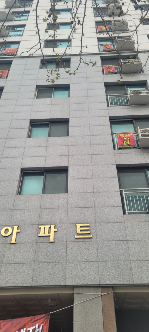 건축업자 A 씨에게 조직적으로 전세사기를 당한 인천 미추홀구 한 아파트에 ‘구제방안촉구’라고 적힌 현수막이 걸려있다. 인천=지건태 기자