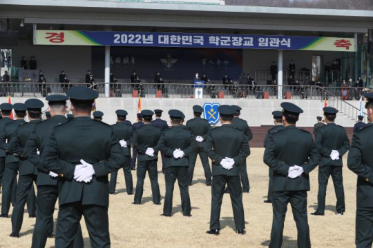 육군학생군사학교가 최근 복수전공, 해외연수, 인턴쉽 등으로 대학 수학(修學) 기간이 유동적인 상황에 발맞춰 학군사관후보생 임관을 사실상 연 2회로 개선했다. 사진은 2022년 학군장교 임관식 모습. 국방일보 제공