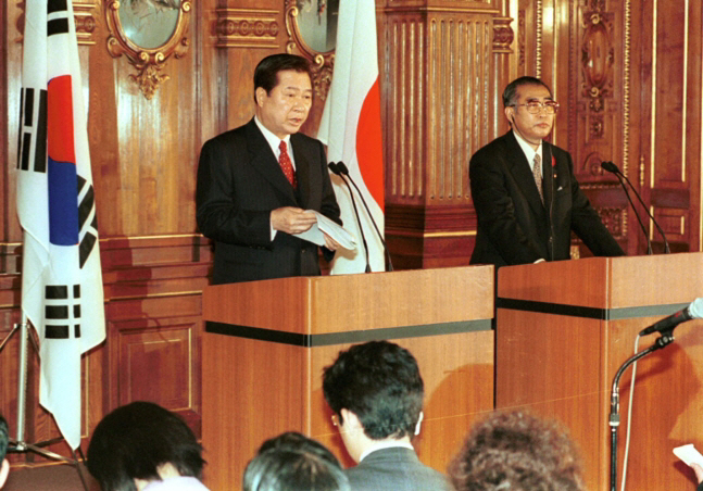 김대중 대통령과 오부치 게이조 총리가 1998년 10월 8일 도쿄에서 한·일 정상회담 후 공동 기자회견을 하고 있다. 자료사진