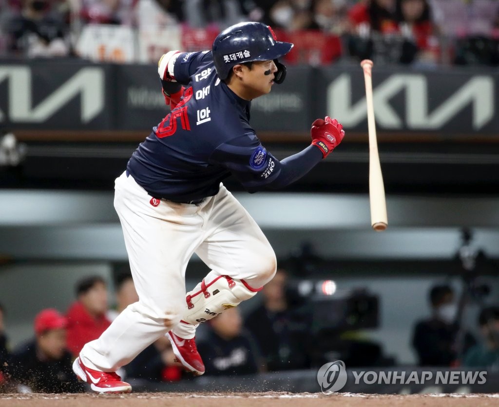 (광주=연합뉴스) 2일 광주기아챔피언스필드에서 열린 프로야구 롯데 자이언츠와 KIA 타이거즈의 경기. 롯데 3회초 1사 1, 3루에서 7번 한동희가 1타점 적시타를 때리고 있다. 2023.5.2