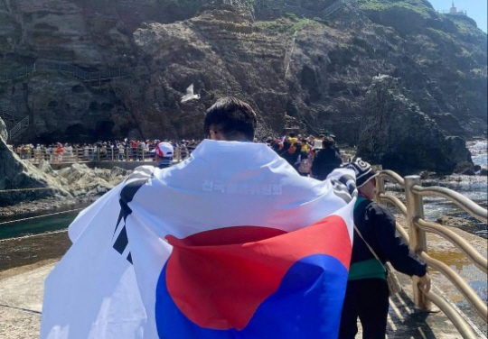 전용기 더불어민주당 의원이 지난 2일 태극기를 두르고 독도를 방문한 모습. 전 의원 페이스북 캡처